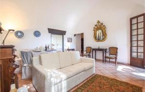 Posezení v ubytování 2 Bedroom Beautiful Home In Albenga + 11 fotografií