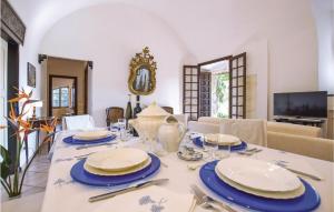 Reštaurácia alebo iné gastronomické zariadenie v ubytovaní 2 Bedroom Beautiful Home In Albenga