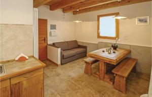 ein Wohnzimmer mit einem Sofa und einem Tisch in der Unterkunft Awesome Home In Belluno Bl With Wifi in Lèvego