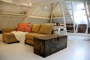 - un salon avec un canapé et un coffre en bois dans l'établissement Attic Room Judy's, à Zandvoort