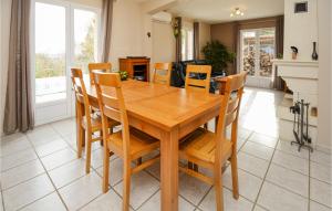 uma sala de jantar com uma mesa de madeira e cadeiras em Gorgeous Home In Montignargues With Kitchen em Montignargues