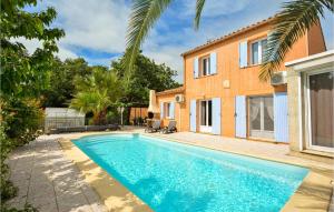 uma piscina em frente a uma casa em Gorgeous Home In Montignargues With Kitchen em Montignargues