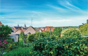 un jardin avec beaucoup de plantes et de bâtiments dans l'établissement Gorgeous Home In Auxi Le Château, à Auxi-le-Château 17 autres photos