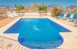 エル・チョロにあるGorgeous Home In Alora-el Chorro With Outdoor Swimming Poolのスイミングプール(青い椅子付)