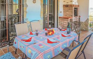 En restaurant eller et spisested på Awesome Home In Alora-el Chorro With 3 Bedrooms, Wifi And Outdoor Swimming Pool