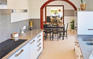 Η κουζίνα ή μικρή κουζίνα στο 5 Bedroom Stunning Home In Lluchmajor