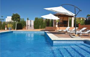 Πισίνα στο ή κοντά στο 5 Bedroom Stunning Home In Lluchmajor