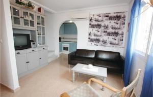 uma sala de estar com um sofá de couro preto e uma televisão em Lovely Home In Santa Pola With Wifi em Santa Pola