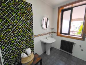 uma casa de banho com um WC, um lavatório e uma janela em Albergue Villa San Clemente em Tui