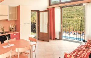 uma cozinha e sala de jantar com uma mesa e uma varanda em Residence Le Rose em Tremosine Sul Garda