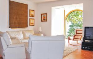 a living room with a white couch and a tv at Borgo Vepri F2 in Capannole