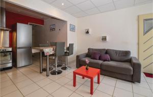 een woonkamer met een bank en een tafel bij Beautiful Apartment In La Bourboule With Kitchen in Le Mont-Dore