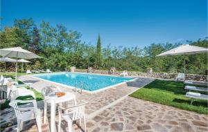 - une piscine avec des tables, des chaises et des parasols dans l'établissement Dahlia, à Lucolena in Chianti