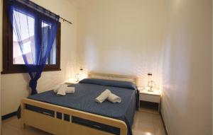 een slaapkamer met een bed met twee handdoeken erop bij Beautiful Apartment In Costa Rei -ca- With Wifi in Monte Nai