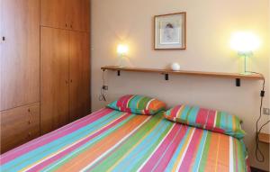 ein Schlafzimmer mit einem farbenfrohen Bett mit zwei Kissen in der Unterkunft Over The Blue in Germignaga