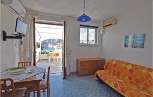 イスキアにあるStunning Apartment In Santangelo Dischia With House Sea Viewのリビングルーム(ソファ、テーブル付)