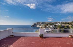 イスキアにあるStunning Apartment In Santangelo Dischia With House Sea Viewの海の景色を望むバルコニー