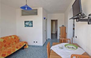 イスキアにあるStunning Apartment In Santangelo Dischia With House Sea Viewのリビングルーム(テーブル、ソファ付)