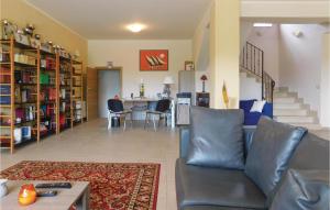 - un salon avec un canapé et une salle à manger dans l'établissement Villa Rossana, à Marano Marchesato