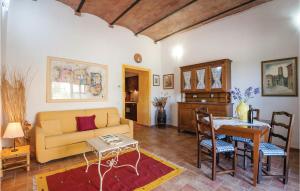 ein Wohnzimmer mit einem Sofa und einem Tisch in der Unterkunft Zafferano 3 in San Gimignano