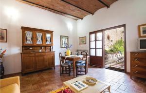 ein Wohnzimmer mit einem Tisch und einem Esszimmer in der Unterkunft Zafferano 3 in San Gimignano