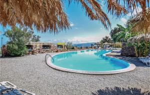 einen Pool in einem Resort mit Palmen in der Unterkunft Stunning Apartment In Gioiosa Marea Me With House Sea View in San Giorgio