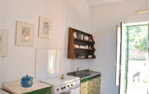 Il comprend une cuisine équipée d'un évier et d'une cuisinière. dans l'établissement Stunning Apartment In Gioiosa Marea Me With House Sea View, à San Giorgio