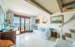 ポルト・ロトンドにあるAzzurraの海の景色を望むリビングルーム