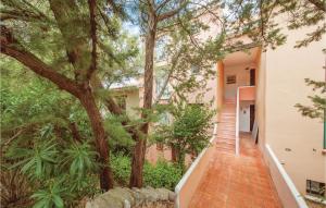 una scala che porta a una casa con alberi di Azzurra a Porto Rotondo