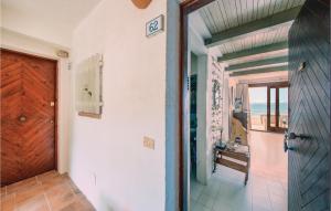 una porta che dà su una stanza con vista sull'oceano di Azzurra a Porto Rotondo