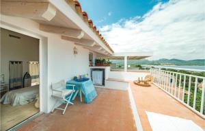 un balcone di una casa con tavolo blu di Azzurra a Porto Rotondo Altre 12 foto
