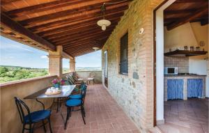 patio con mesa y sillas y cocina en Cortilla 2, en Cinigiano