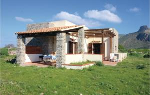 una villa con vista sulle montagne di Amazing Home In San Vito Lo Capo -tp- With Kitchen a San Vito lo Capo