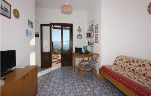 un soggiorno con divano e scrivania di Amazing Home In San Vito Lo Capo -tp- With Kitchen a San Vito lo Capo