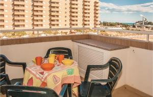 een tafel op een balkon met een tafel en stoelen bij Gorgeous Apartment In Oropesa Del Mar With Kitchen in Oropesa del Mar