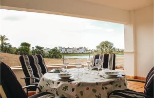 einen Tisch mit Weingläsern und Stühlen auf dem Balkon in der Unterkunft 2 Bedroom Lovely Apartment In Roldan in Roldán