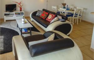 een woonkamer met een bank en een tafel bij Stunning Apartment In Collioure With House Sea View in Collioure