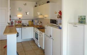 een keuken met witte kasten en witte apparaten bij Stunning Apartment In Collioure With House Sea View in Collioure