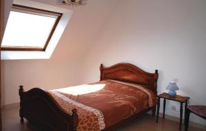 Ένα ή περισσότερα κρεβάτια σε δωμάτιο στο 5 Bedroom Nice Home In Kerlouan