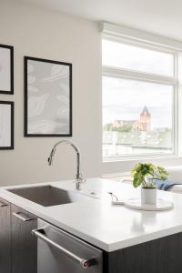una cucina con lavandino e finestra di A Modern Point of View - Luxe Loft - Espadin LoHi a Denver