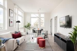 TV a/nebo společenská místnost v ubytování A Luxe Point of View - Pet-Friendly - Zuni Lofts