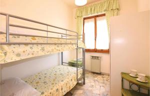 Posteľ alebo postele v izbe v ubytovaní Stunning Apartment In Lido Di Camaiore + 6 fotografií
