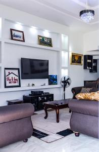 TV o dispositivi per l'intrattenimento presso 24-7 Electricity Agore Hotels and Suites Ltd