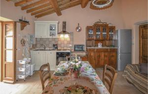 een keuken met een tafel en stoelen in een kamer bij Agriturismo La Ginestra in Lama