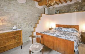 een slaapkamer met een bed en een stenen muur bij Agriturismo La Ginestra in Lama