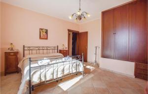 A bed or beds in a room at Villa Aquaro