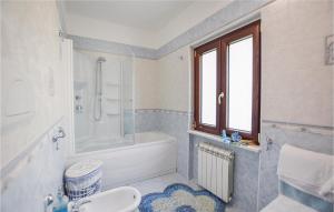 A bathroom at Villa Aquaro