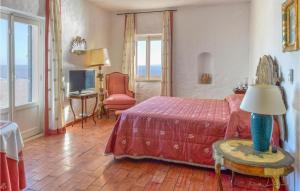 ein Schlafzimmer mit einem Bett und einem Tisch mit einer Lampe in der Unterkunft Villa Antica in Stalettì