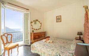 Un dormitorio con una cama con un animal de peluche encima. en Casa Del Bracco, en Bracco