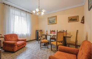 CoccigliaにあるAmazing Home In Astracaccio Lu With 2 Bedroomsのリビングルーム(テーブル、椅子付)
